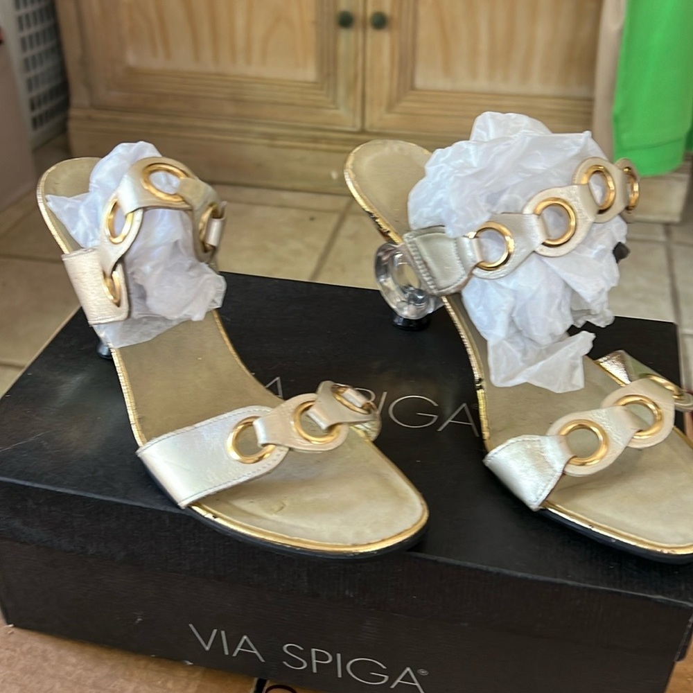 Onex Golden Ring Sandal with Clear Circular Heels. Sz 39. NEW